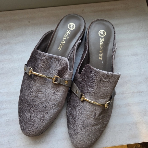 Bella Vita Women's Bab's Taupe Gray  Embossed Velvet Fairy Slip On Mules. Sz 10W - Picture 2 of 7